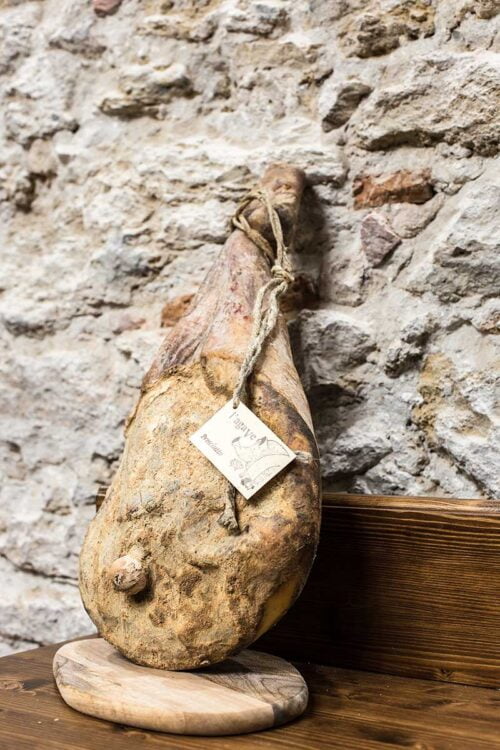 Prosciutto crudo intero con osso di Carne di Cinta Senese