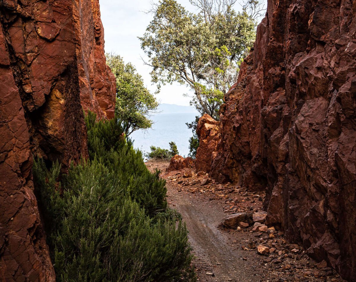 walking between rocks on elba island cliffs
