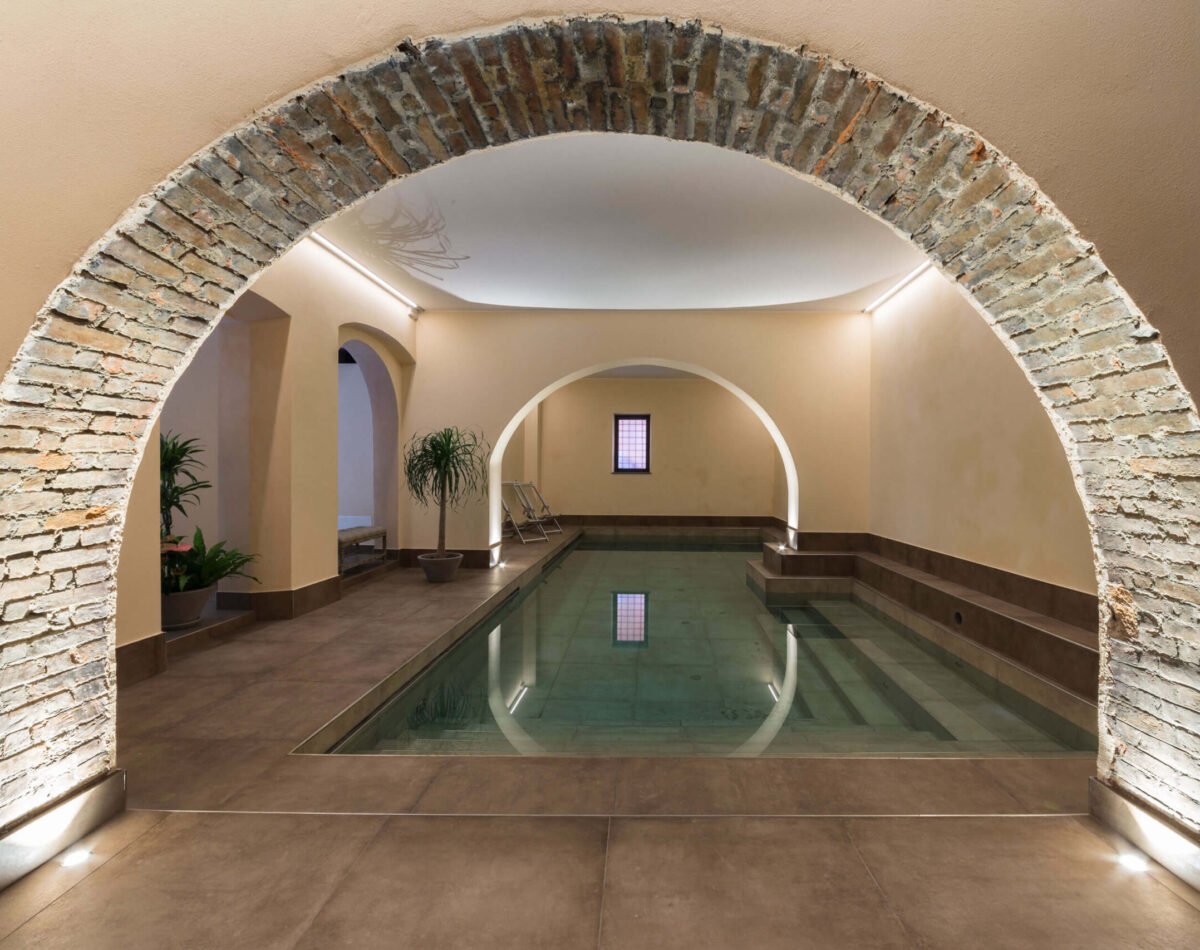 heated swimming indoor pool in livorno