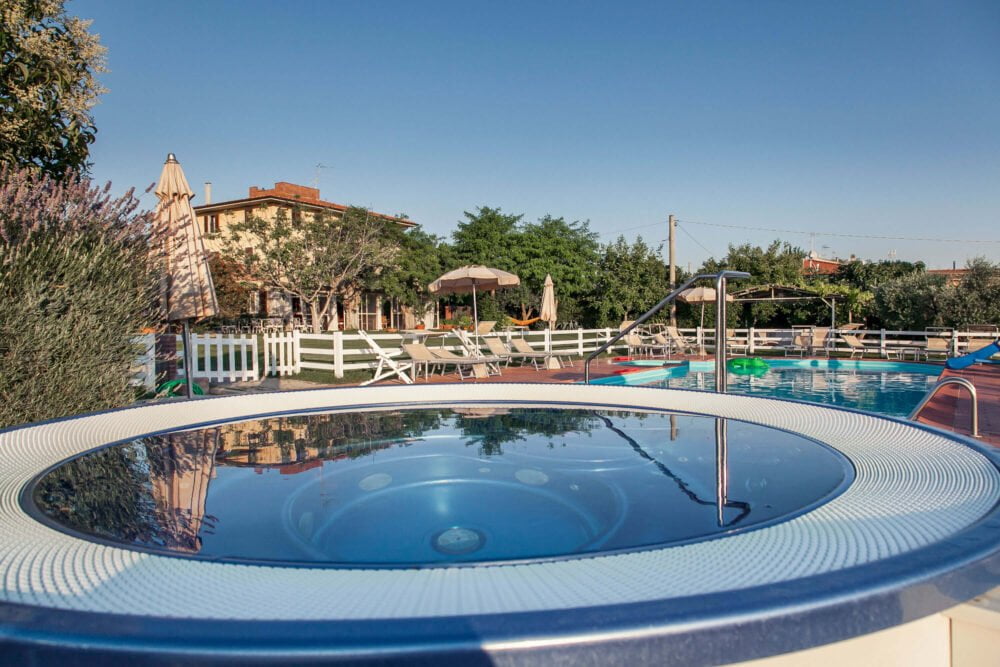 outdoor hot tub and swimming pool in san vincenzo