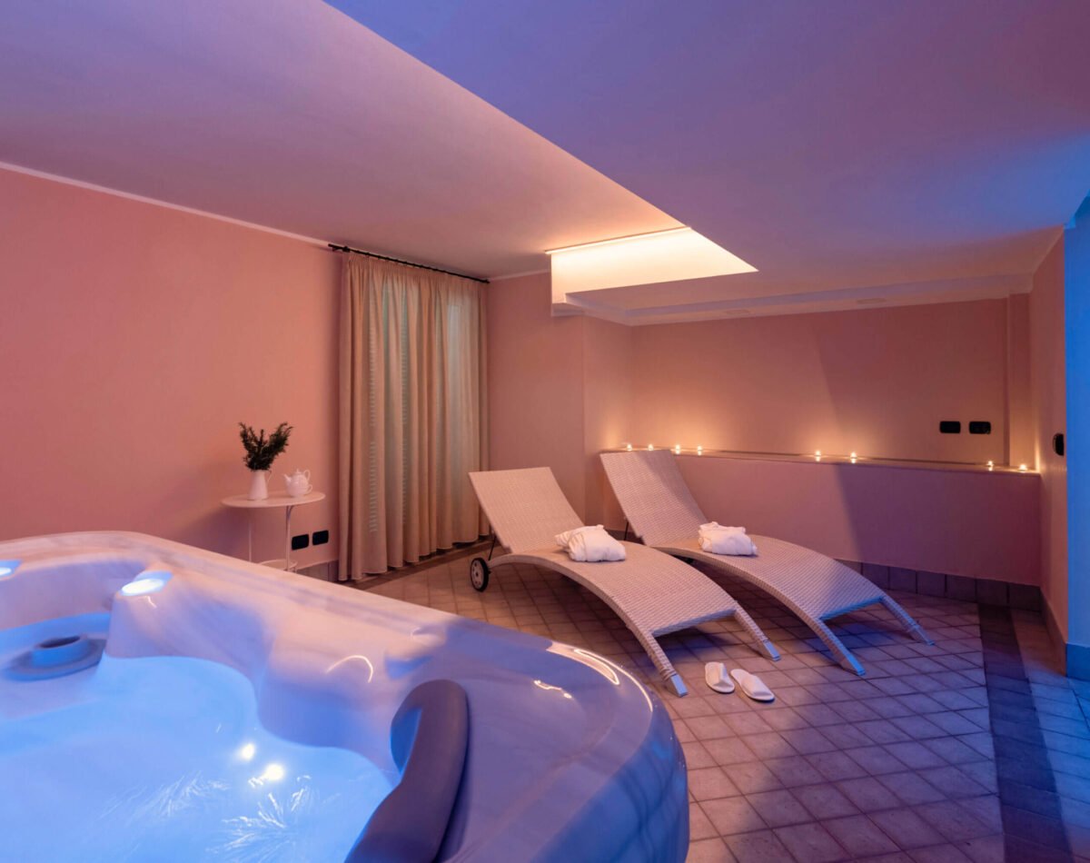 relax area nearby the whirpool tub in hotel san vincenzo
