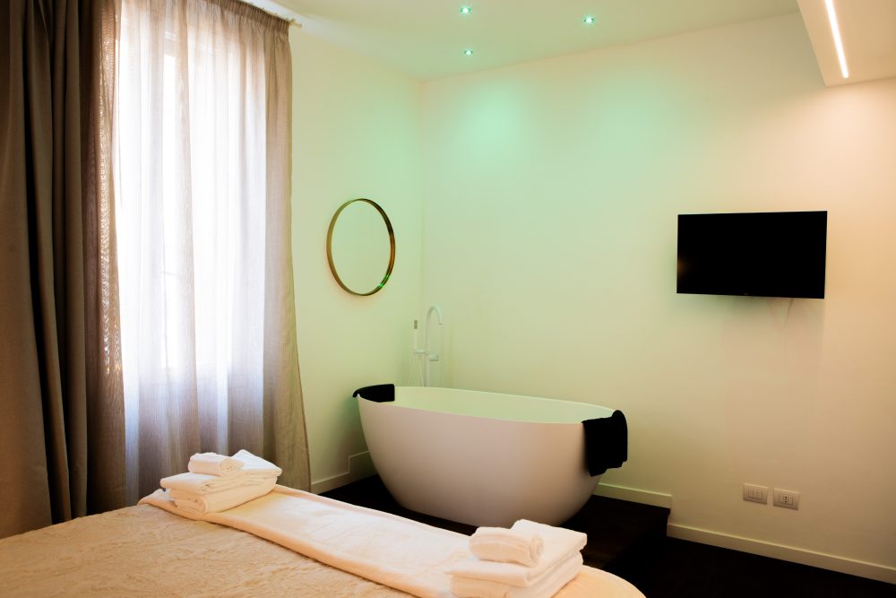 Milano city apartments with private bathtub in the bedroom