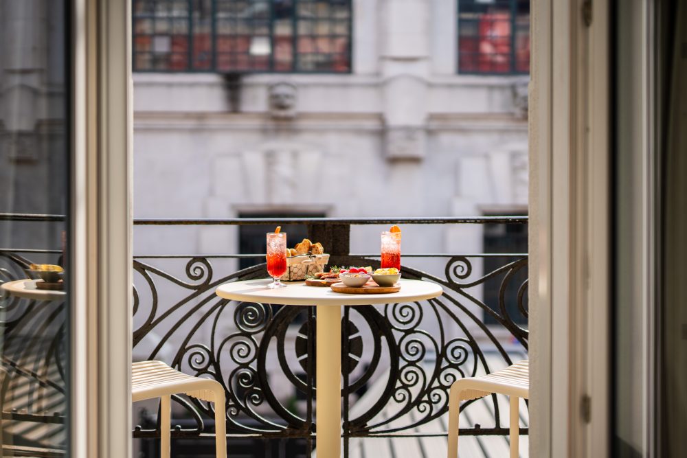 Hotel with Suites in Milano with aperitivo service on the balcony