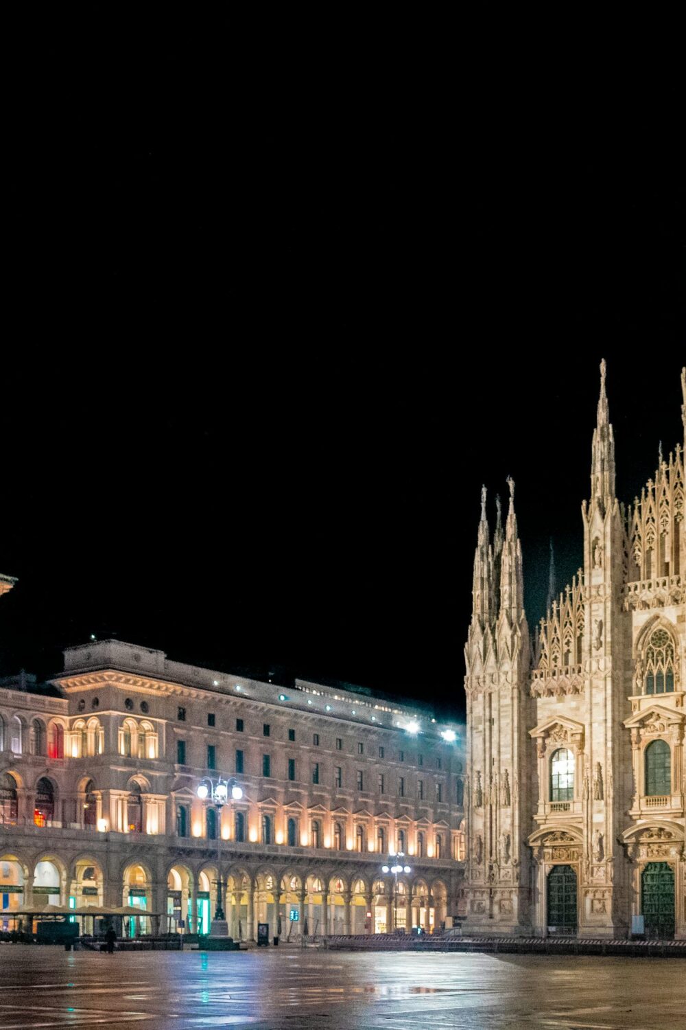 Duomo di Milano by night / city center