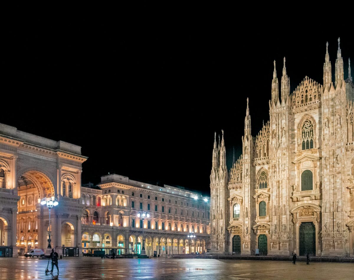 Duomo di Milano by night / city center