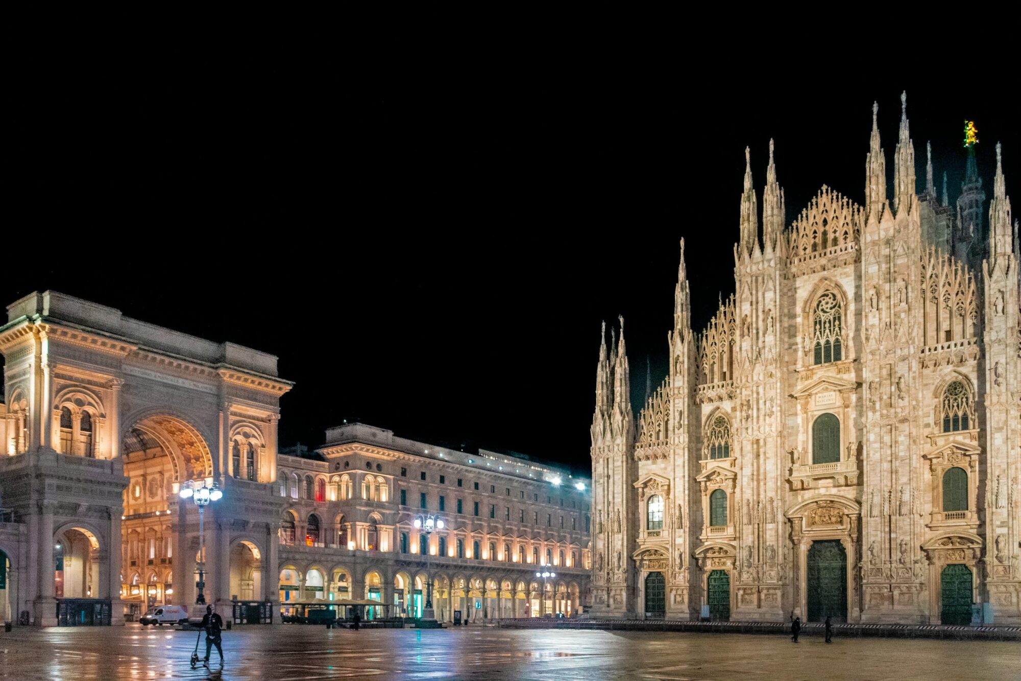 Duomo di Milano di notte / centro città